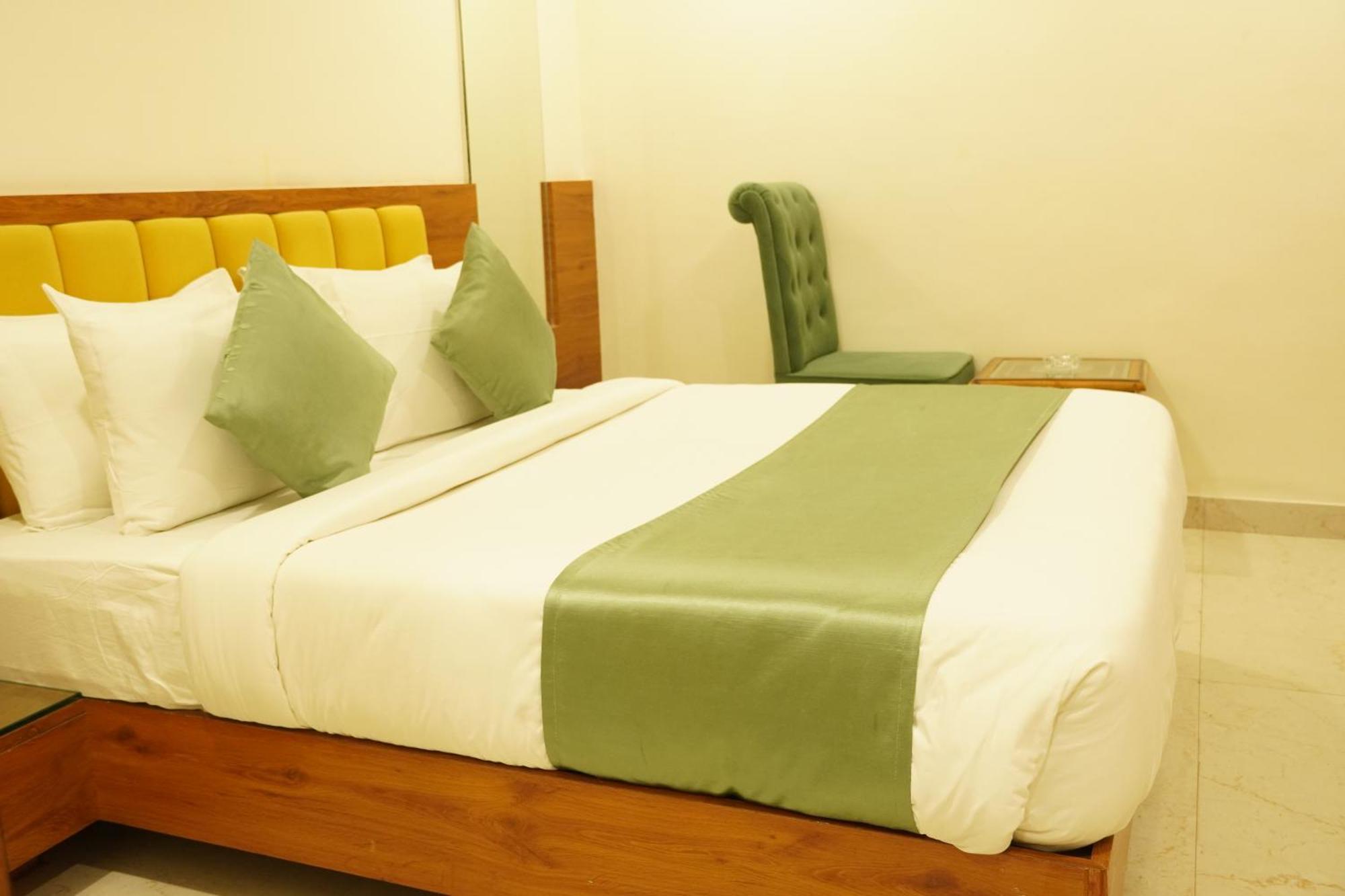 Hotel Eleven Heights Bhopal Exterior foto