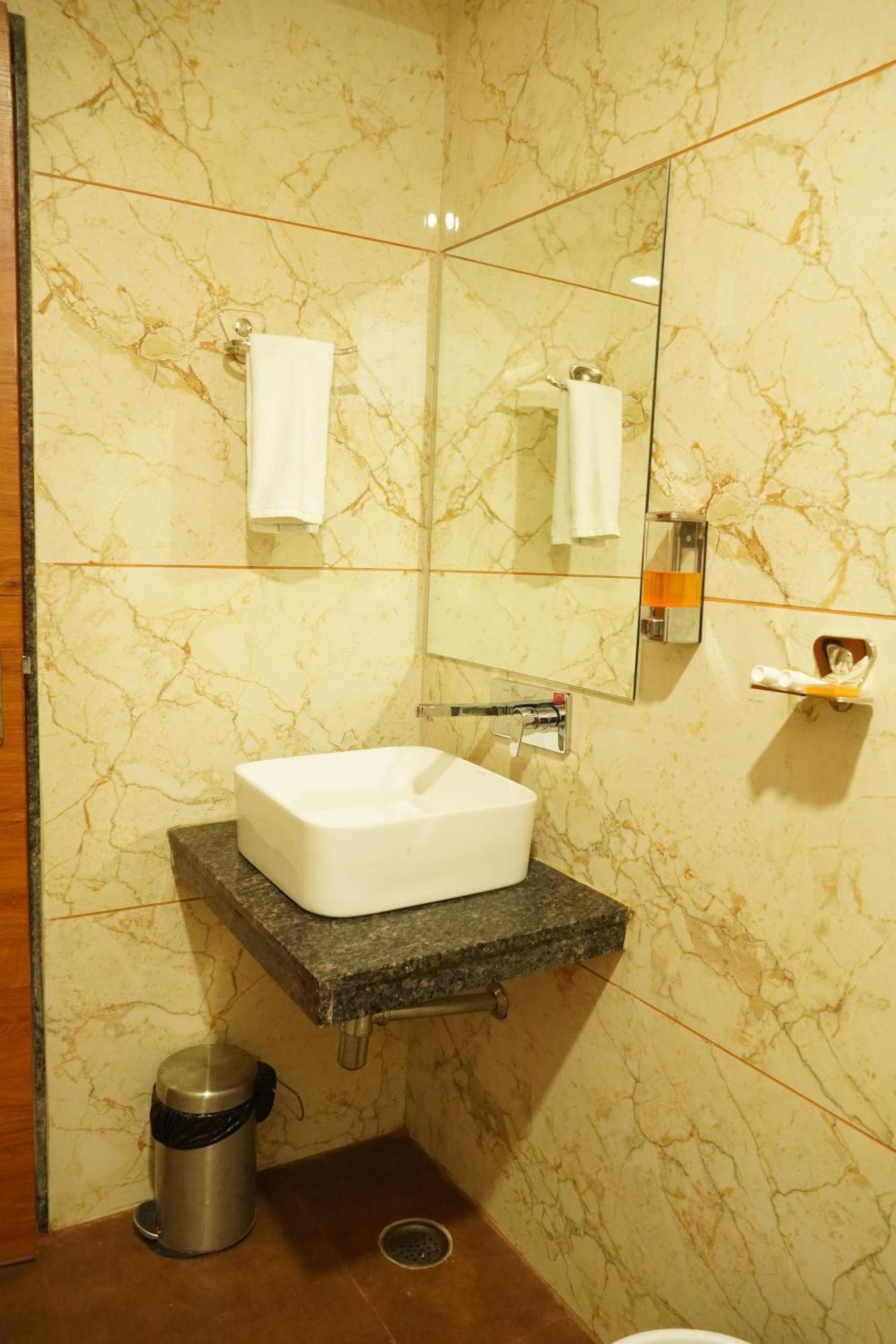 Hotel Eleven Heights Bhopal Exterior foto